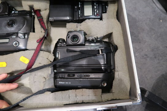 Kuffert med 2 stk. kamera NIKON MB-23, 3052380 samt flash