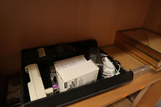 Reol med div. Rammer m.m.