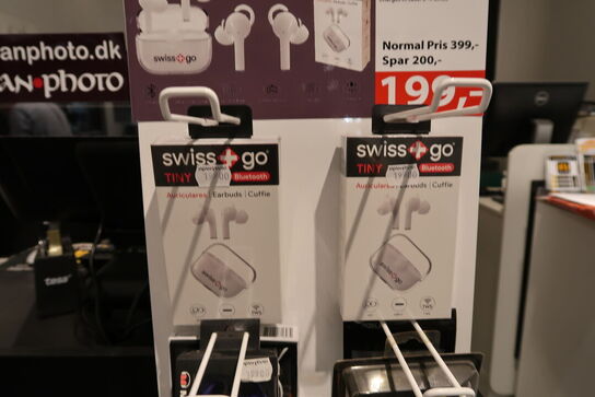 Reol med div. Headset samt kunstklodser