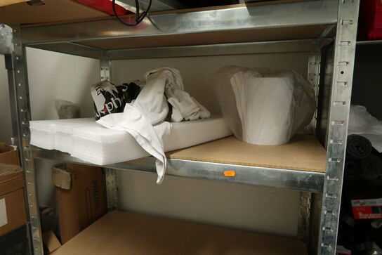 Lagerreol med indhold