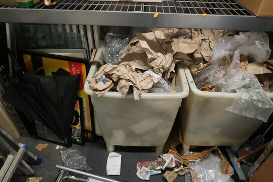 Lagerreol med indhold