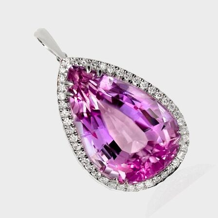 Imponerende 35,68 ct. VIVID kunzit, diamant og 14 kt. hvidguldhalskæde. IGI.