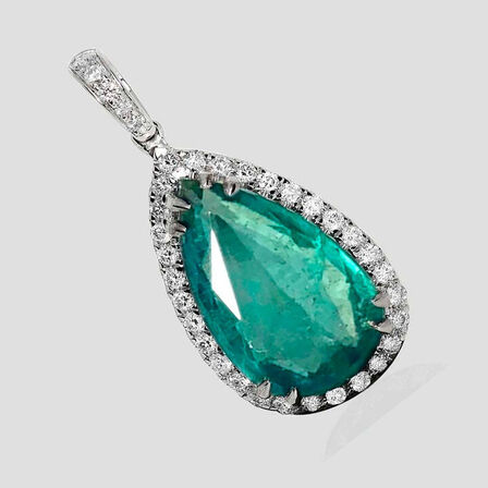 6,63 ct. fin smaragd og diamant vedhæng i 14 kt. hvidguld. IGI.