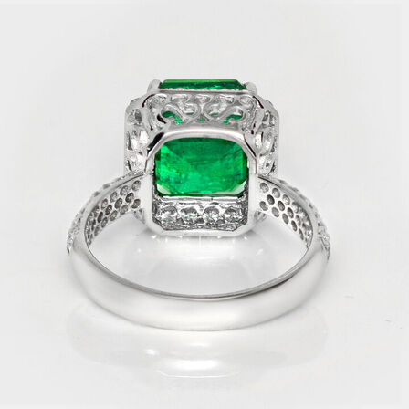 5,49 ct. meget fin smaragd og diamantring i 14 kt. hvidguld. IGI.