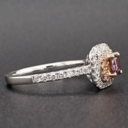 Diamantring med rødviolet diamant af 14 kt. hvidguld, ialt ca. 0.58 ct. GIA