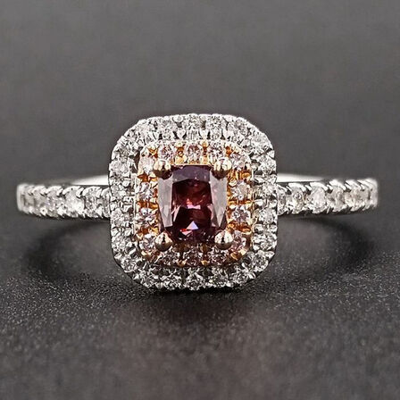 Diamantring med rødviolet diamant af 14 kt. hvidguld, ialt ca. 0.58 ct. GIA