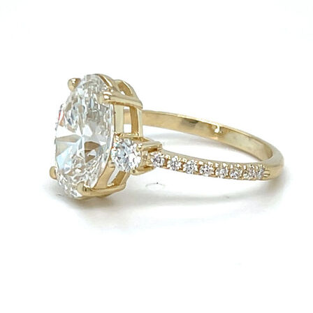 4,02 ct. oval brillant slebet diamantring (Lab. fremstillet)*. IGI
