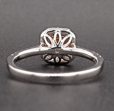 Diamantring med rødviolet diamant af 14 kt. hvidguld, ialt ca. 0.58 ct. GIA