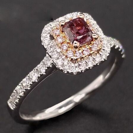 Diamantring med rødviolet diamant af 14 kt. hvidguld, ialt ca. 0.58 ct. GIA