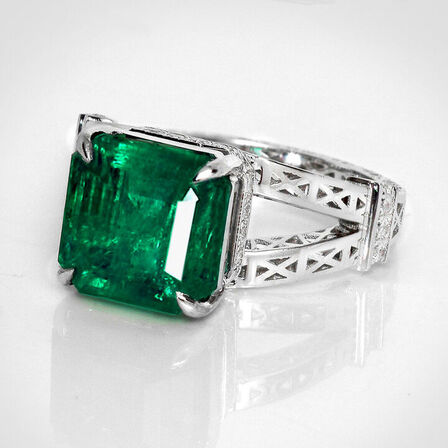 6,25 ct. fin smaragd og diamantring i 14 kt. Hvidguld. IGI.