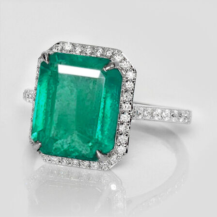 7,80 ct. meget fin smaragd og diamantring i 18 kt. hvidguld. IGI.