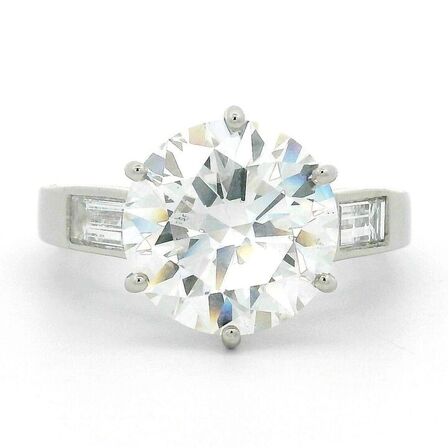 5,69 ct Platinring med stor laboratorieskabt diamant. IGI