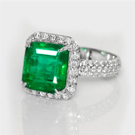 5,49 ct. meget fin smaragd og diamantring i 14 kt. hvidguld. IGI.