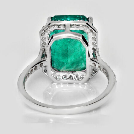 7,80 ct. meget fin smaragd og diamantring i 18 kt. hvidguld. IGI.