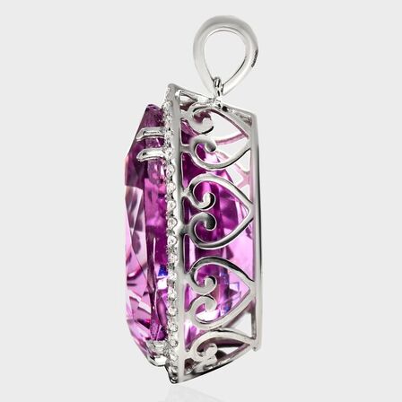 Imponerende 35,68 ct. VIVID kunzit, diamant og 14 kt. hvidguldhalskæde. IGI.