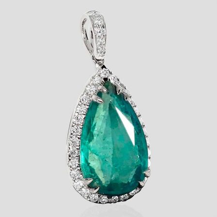 6,63 ct. fin smaragd og diamant vedhæng i 14 kt. hvidguld. IGI.