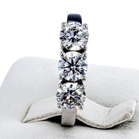 3-stens brillant alliancering, ca 1.48 ct, Top Wesselton-VS. GWLAB