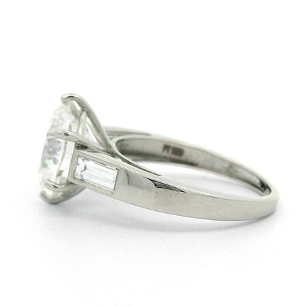 5,69 ct Platinring med stor laboratorieskabt diamant. IGI