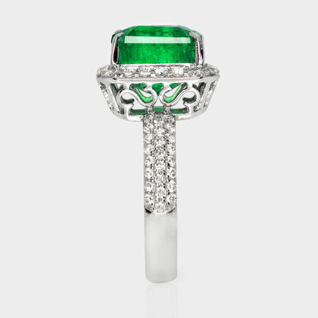 5,49 ct. meget fin smaragd og diamantring i 14 kt. hvidguld. IGI.