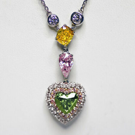 Diamanthalskæde med hvide og fancy farvede diamanter, ca 2.98 ct. IGI og GIA