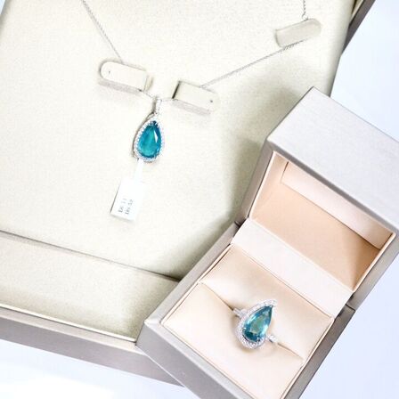 6,63 ct. fin smaragd og diamant vedhæng i 14 kt. hvidguld. IGI.