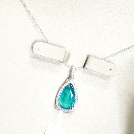 6,63 ct. fin smaragd og diamant vedhæng i 14 kt. hvidguld. IGI.