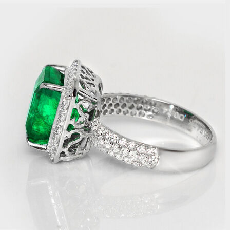 5,49 ct. meget fin smaragd og diamantring i 14 kt. hvidguld. IGI.