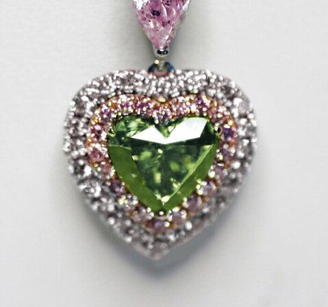 Diamanthalskæde med hvide og fancy farvede diamanter, ca 2.98 ct. IGI og GIA