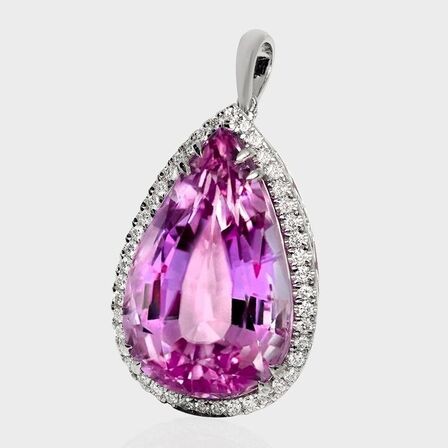 Imponerende 35,68 ct. VIVID kunzit, diamant og 14 kt. hvidguldhalskæde. IGI.