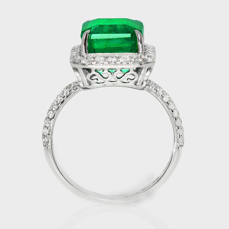 5,49 ct. meget fin smaragd og diamantring i 14 kt. hvidguld. IGI.