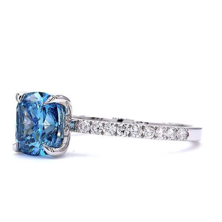 2,34 ct. Cushion brillant slebet vivid fancy blå diamantring (Lab. fremstillet)*. IGI