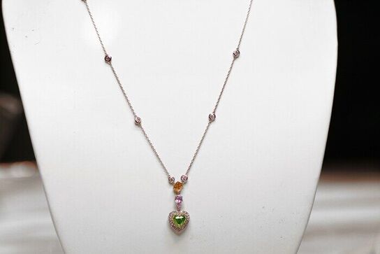 Diamanthalskæde med hvide og fancy farvede diamanter, ca 2.98 ct. IGI og GIA