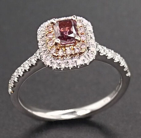 Diamantring med rødviolet diamant af 14 kt. hvidguld, ialt ca. 0.58 ct. GIA