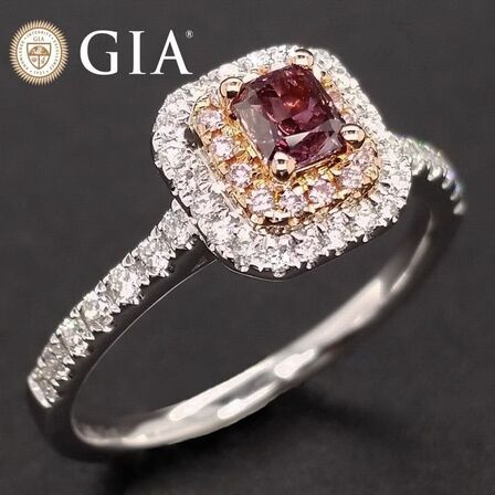 Diamantring med rødviolet diamant af 14 kt. hvidguld, ialt ca. 0.58 ct. GIA