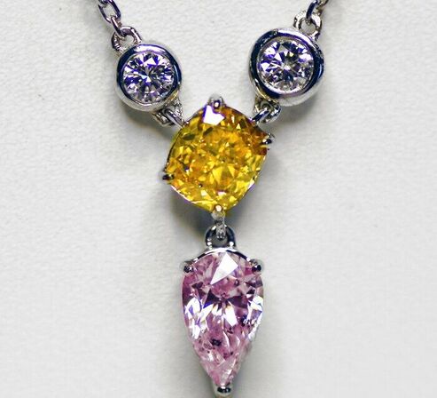 Diamanthalskæde med hvide og fancy farvede diamanter, ca 2.98 ct. IGI og GIA