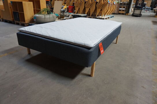 Nordisk Fjer boxseng med træben og topmadras 140x200 cm 