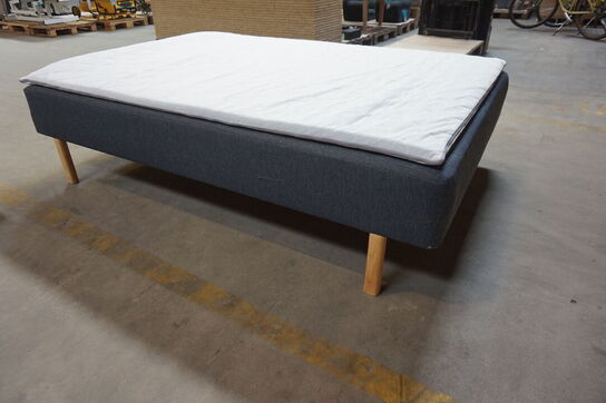 Nordisk Fjer boxseng med træben og topmadras 140x200 cm 