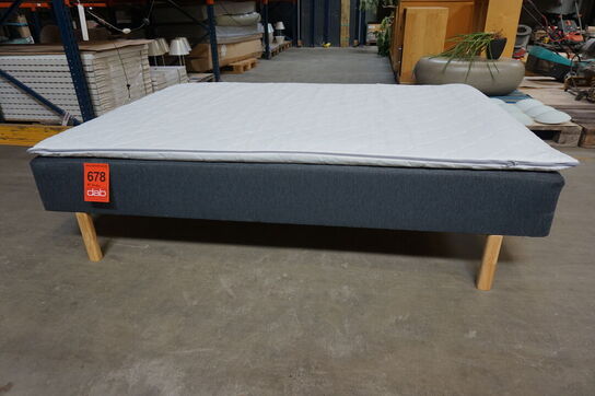 Nordisk Fjer boxseng med træben og topmadras 140x200 cm 
