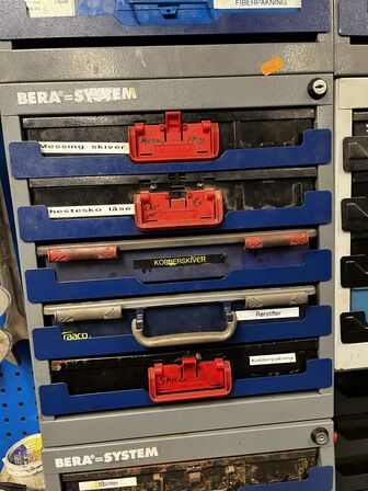 Vægreol med indhold