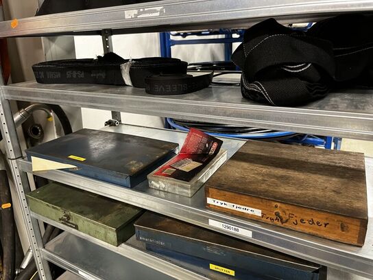 Reol med indhold 200x92x43 CM.