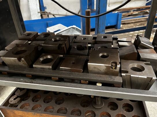 Hydrauliske udstandspresse m. Stempler og matrice EMB UNI-PRESS