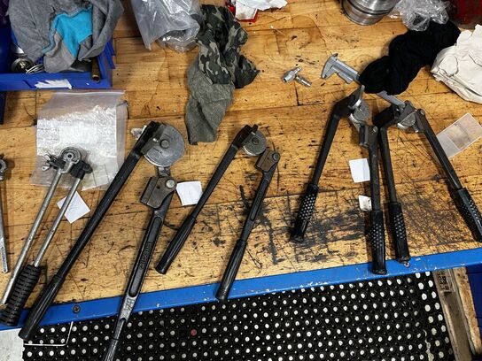 Filebænk med tavle og værktøj