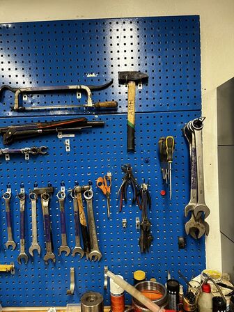 Filebænk med tavle og værktøj