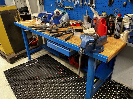 Filebænk med tavle og værktøj