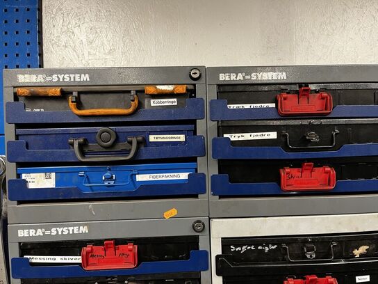 Vægreol med indhold