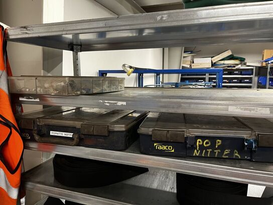 Reol med indhold 200x92x43 CM.