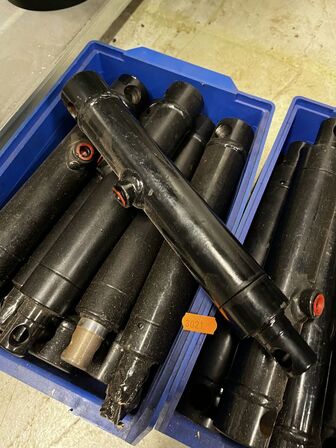 2 kasser med cylindre