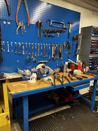 Filebænk med tavle og værktøj