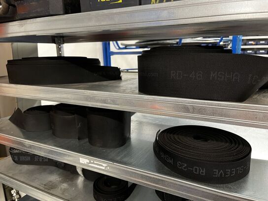 Reol med indhold 200x92x43 CM.