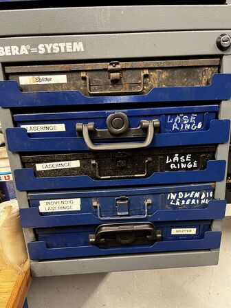 Vægreol med indhold